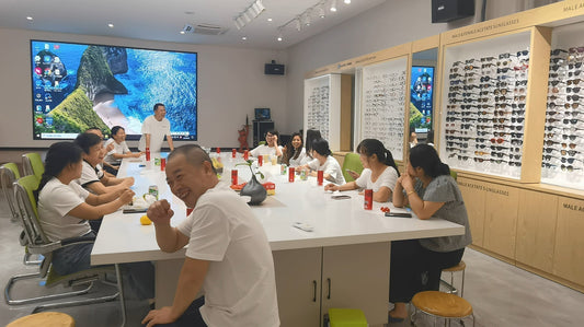 Company Team Building Record: Eating snacks, chatting, playing games and winning prizes—it's so great!